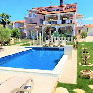 Engel With Pool Apartman Porec